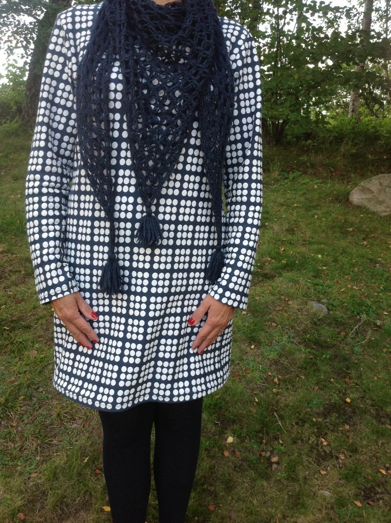 Trikåklänning och virkad sjal med kärleksknutar